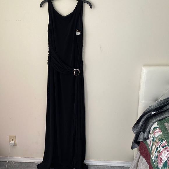 Chic Black Maxi Dress with Embellished Waist - Picture 3 of 7